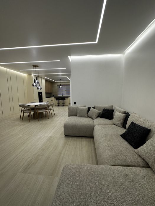 Продаж нового дизайнерського котеджу з ремонтом , меблями