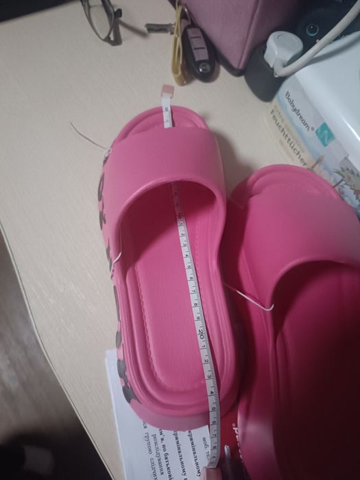 Жіноче взуття, тапці на підошві