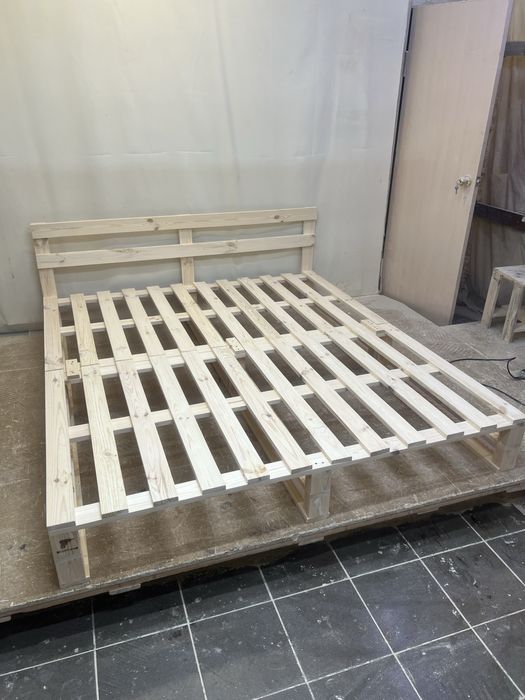 Ліжко з соснової дошки в стилі паллет/поддонов