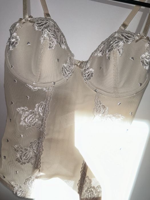 Beżowy top gorsetowy H&M – podkreśl swoją sylwetkę modnym fasonem!