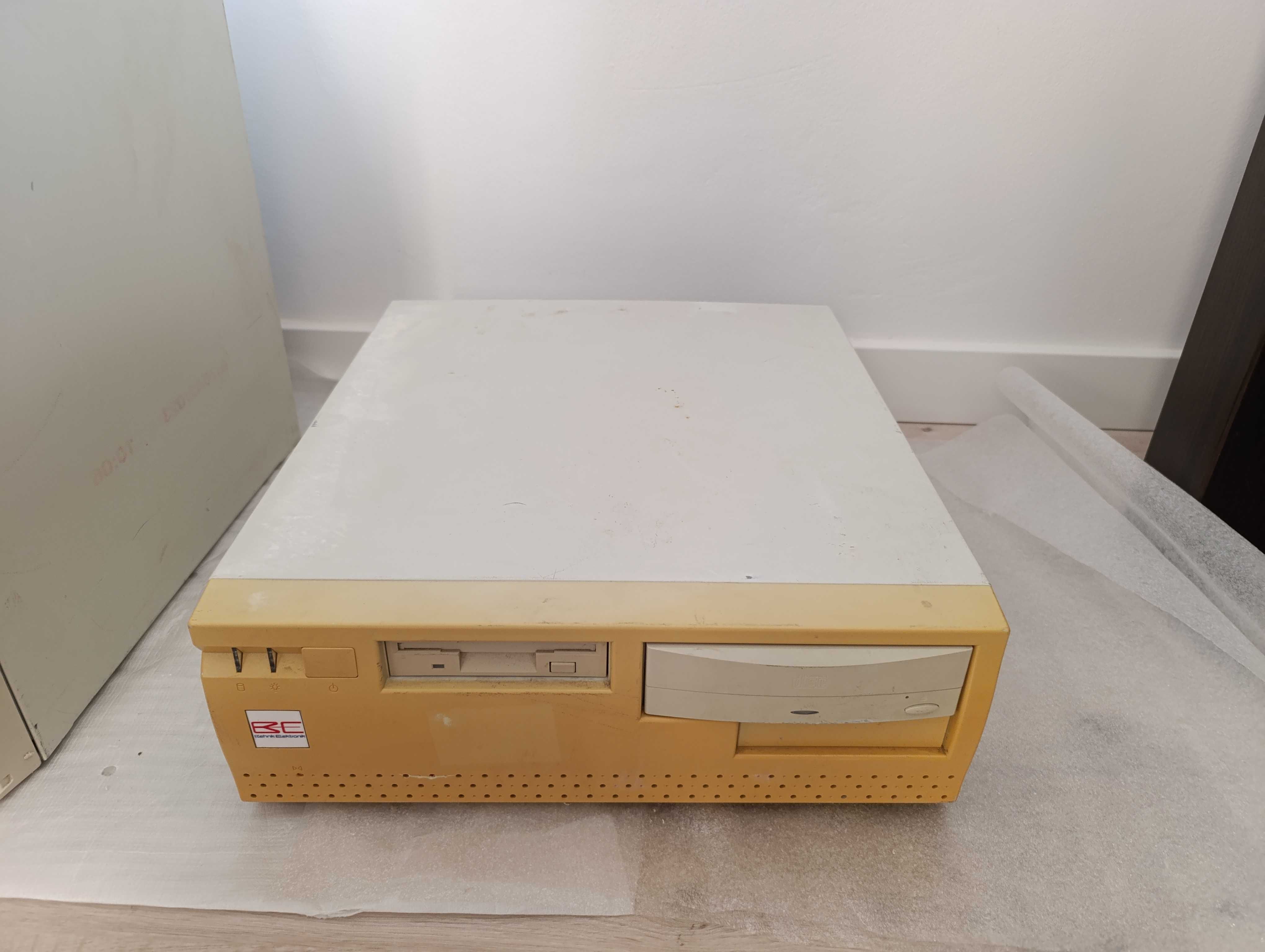 Stary komputer Pentium3, leżący, uszk.