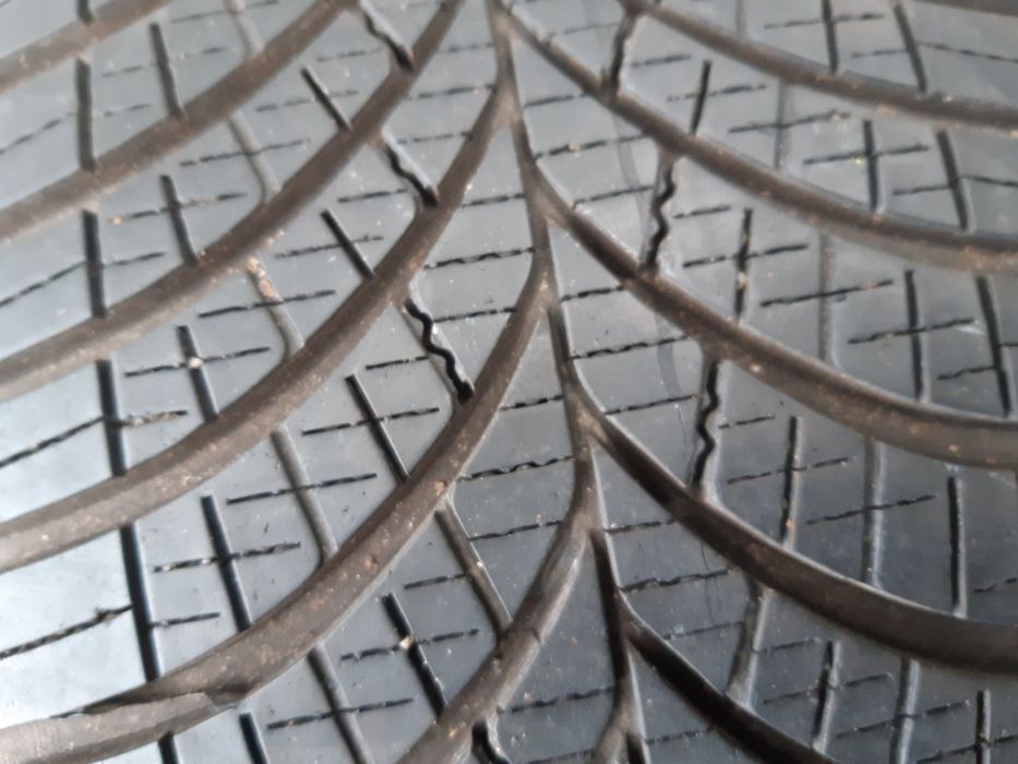 Całoroczne 215/50R18 Good Year 2021r Montaż