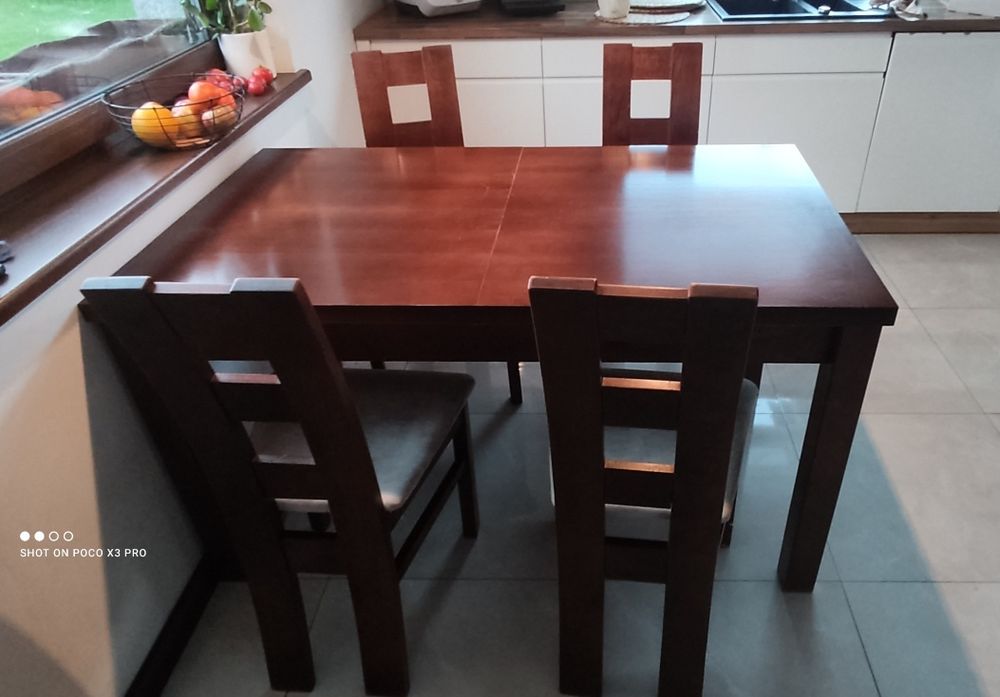 Stół z krzesłami w kolorze ,,orzech''