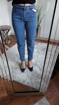 Spodnie damskie jeansowe mom fit haftowane wiśnie S