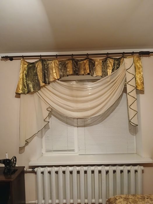 Ламбрикени на вікно