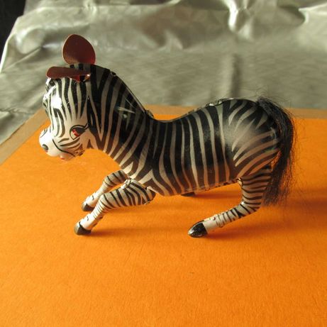 Zebra em folha de chapa c/corda a funcionar