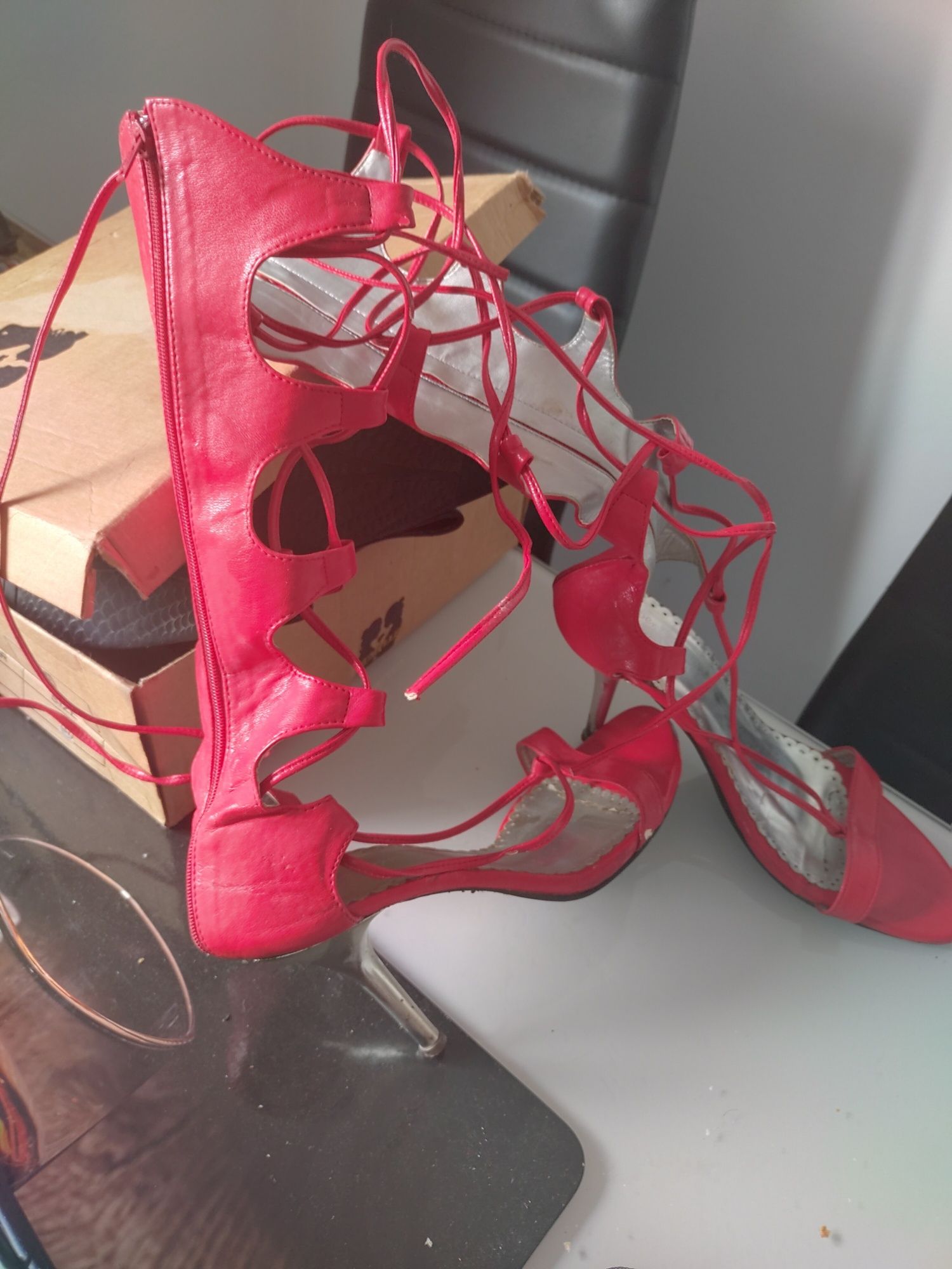 Buty damskie rzemyki czerwone obcas
