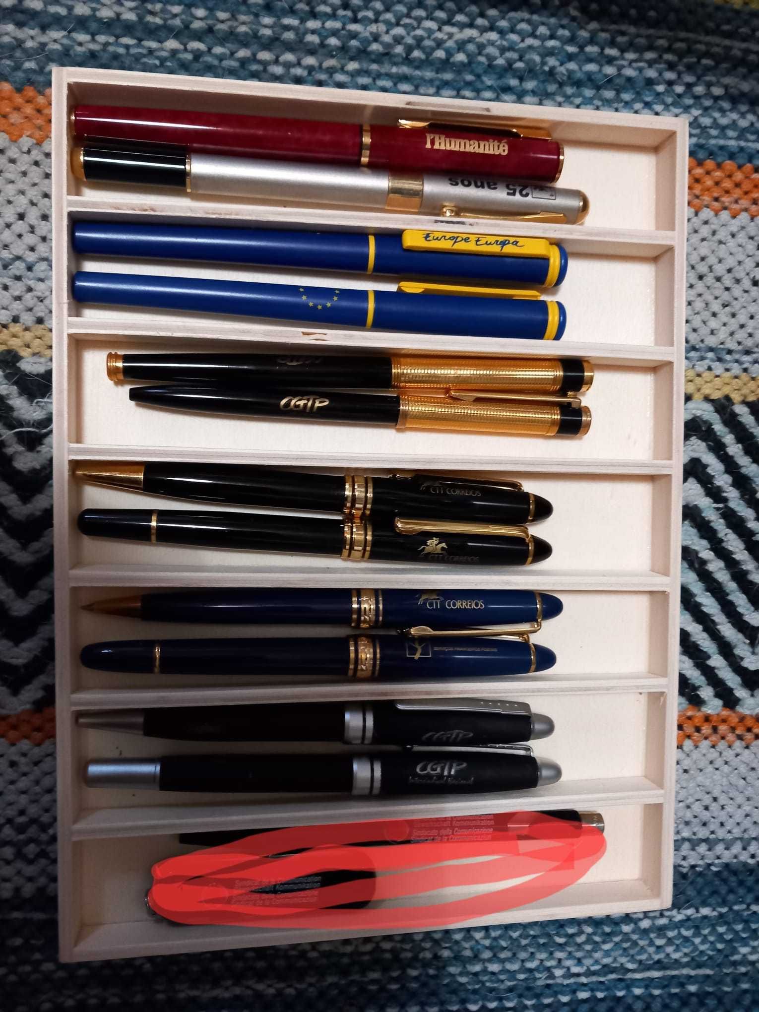 Conjunto de várias canetas