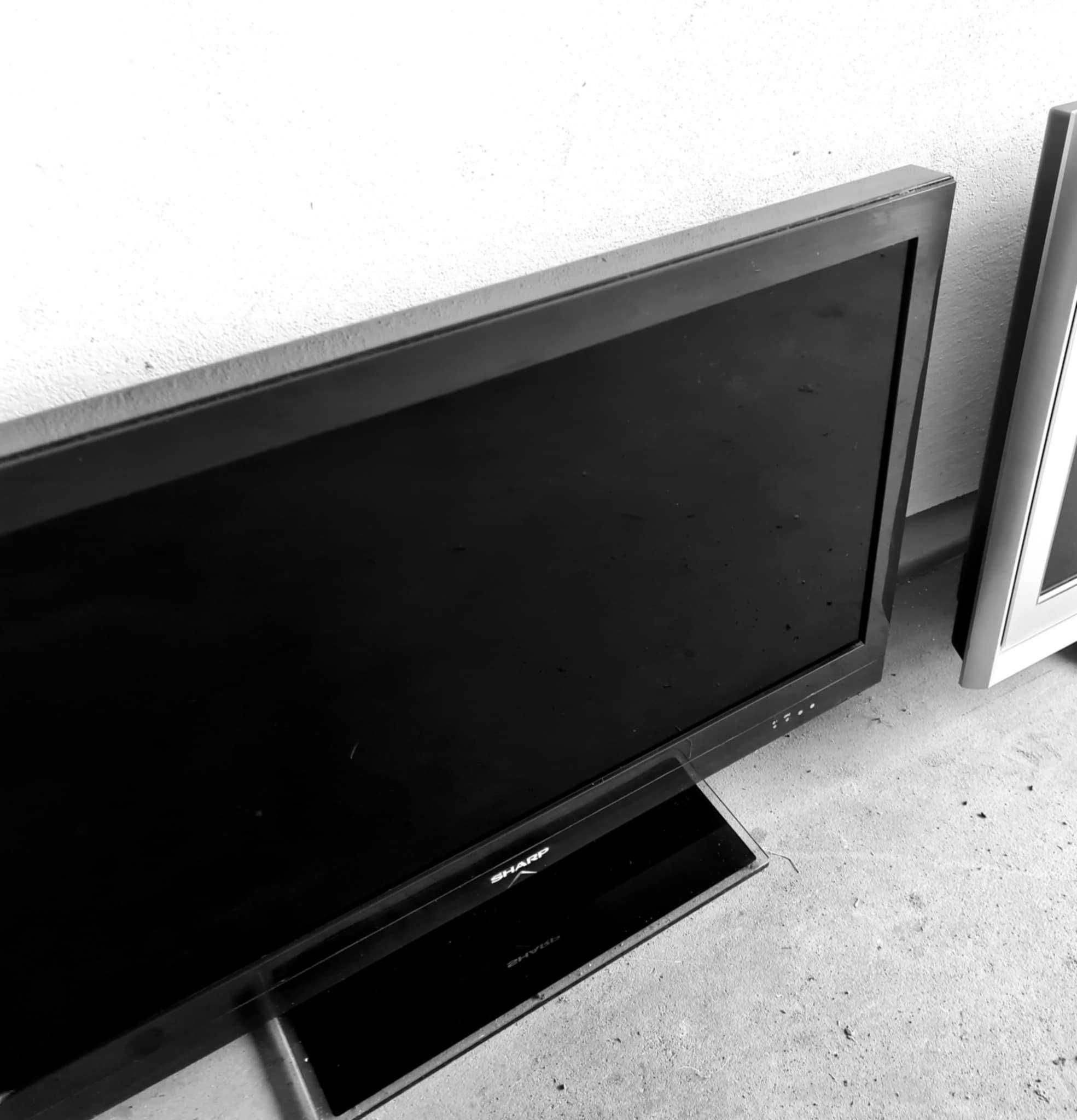 Sprzedam telewizor - sprawny - 2 szt. x 32"- Sharp i JVC