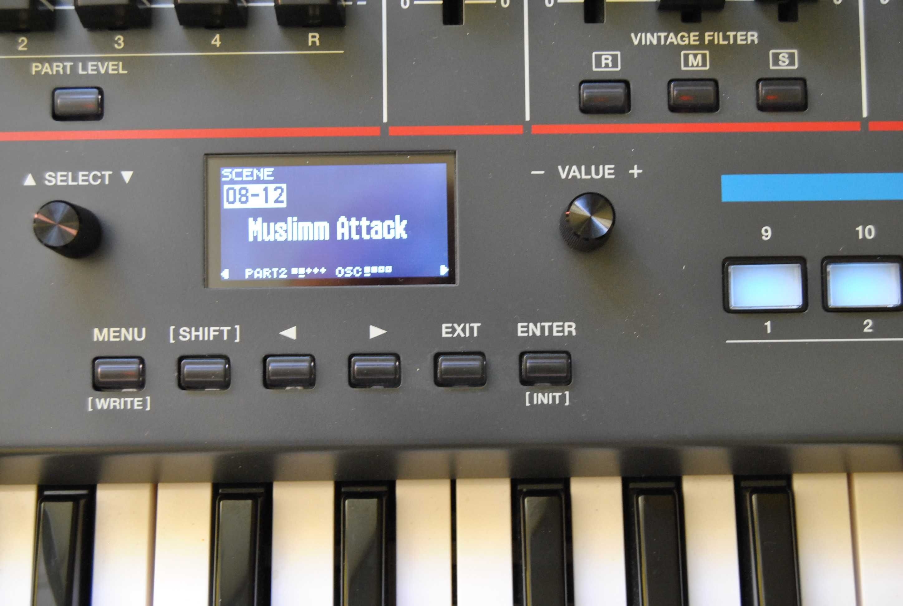 Roland Juno X. Syntezator w doskonałym stanie.