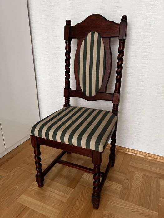 Dwanaście sztuk krzeseł retro