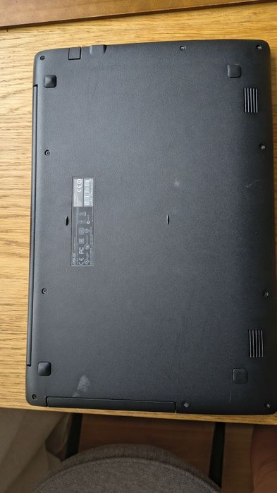 Laptop ASUS seria R515M Windows 8