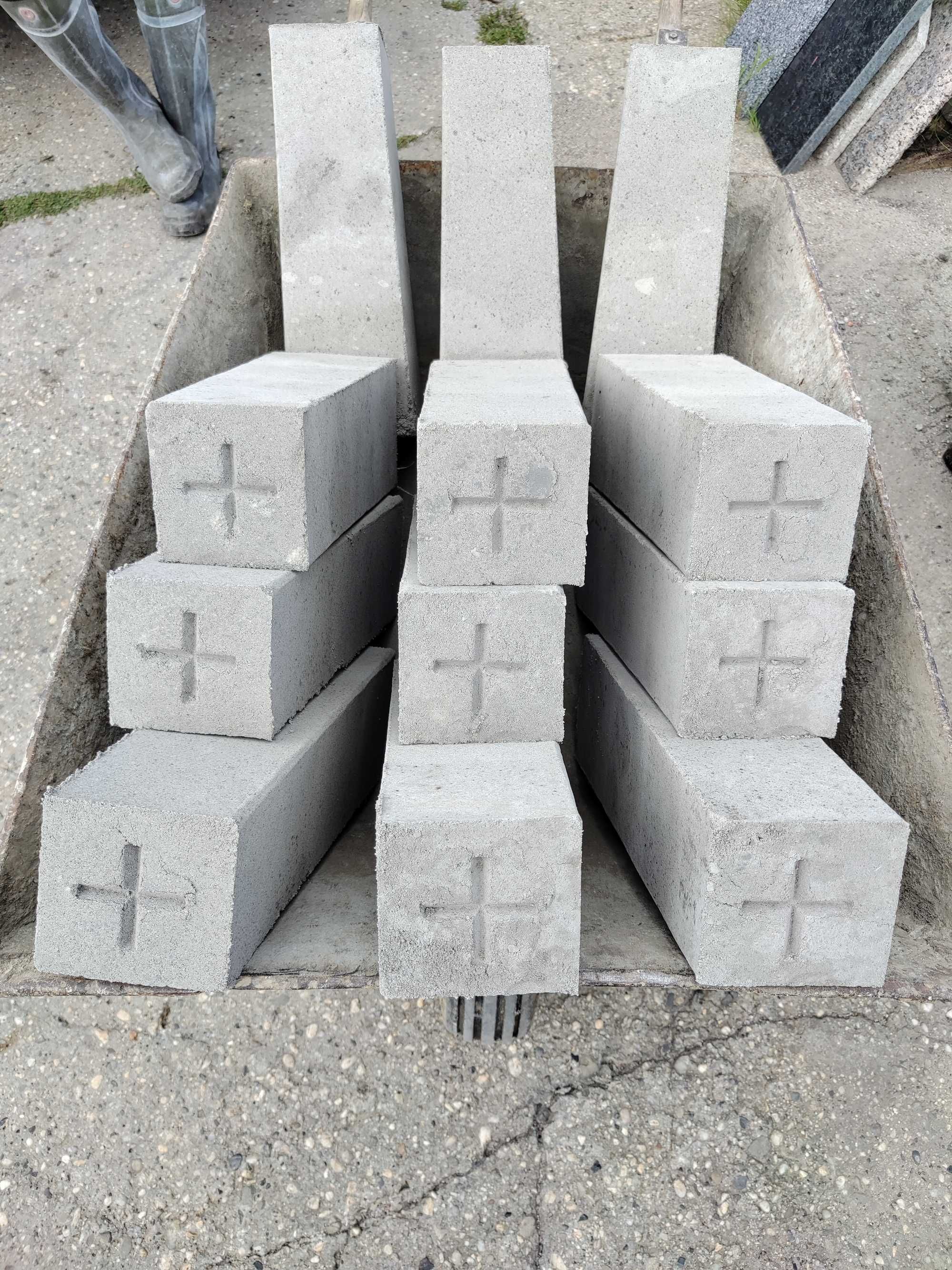Słupki graniczne betonowe, kamień geodezyjny