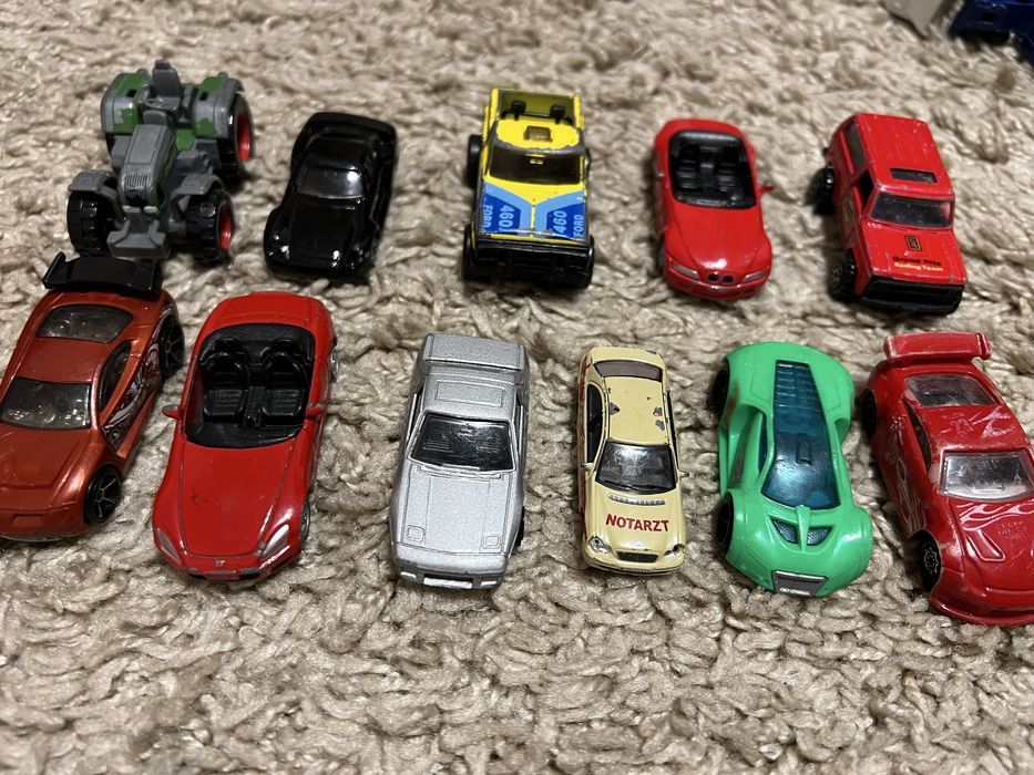 Машинки моделі різні