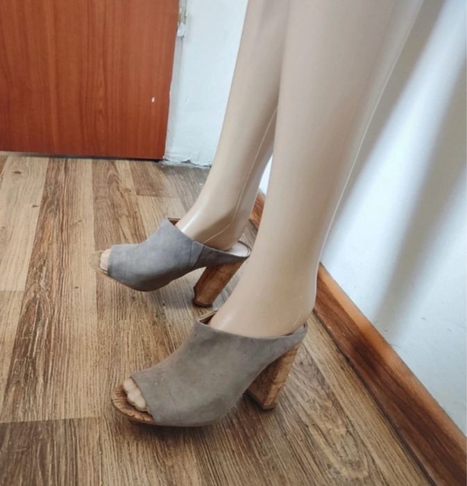 Szare buty na slupku