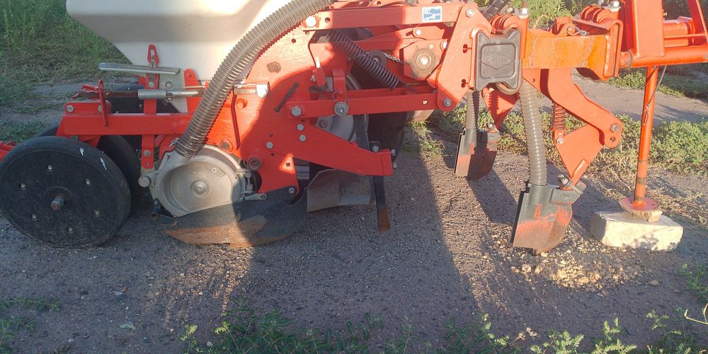 Продаєця сівалка кун плантер 3