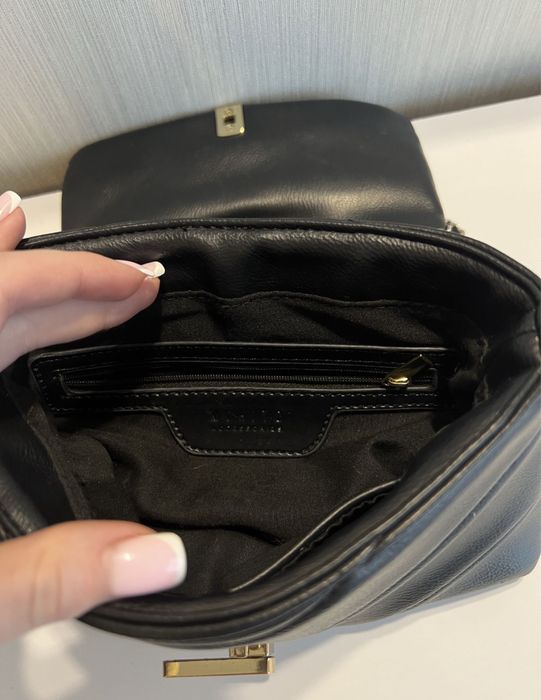 Чорна сумочка mango