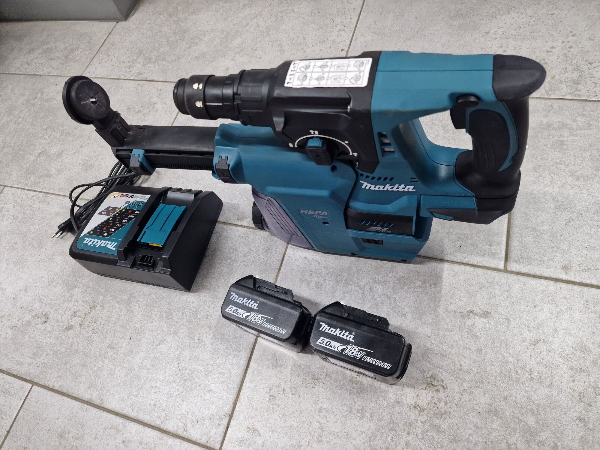 Makita DHR243 z odciągiem DX07