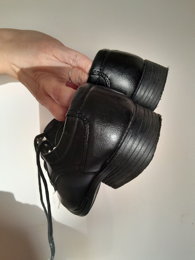 Eleganckie czarne buty półbuty Vapiano r 32