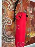 Saco de boxe com luvas
