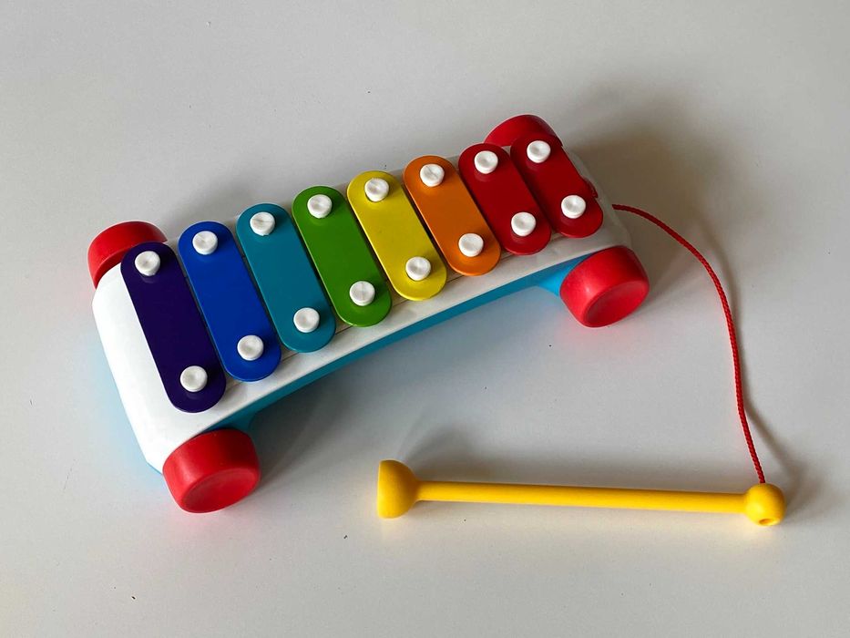 Zabawka muzyczna Fisher-Price cymbałki na kołach i sznurku z pałeczką