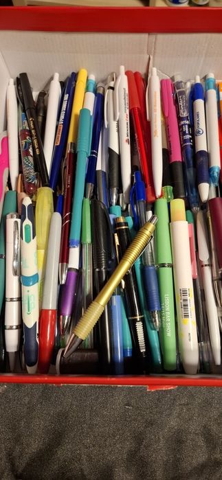 Conjunto de canetas de diversas cores e modelos. "Mais de 100"