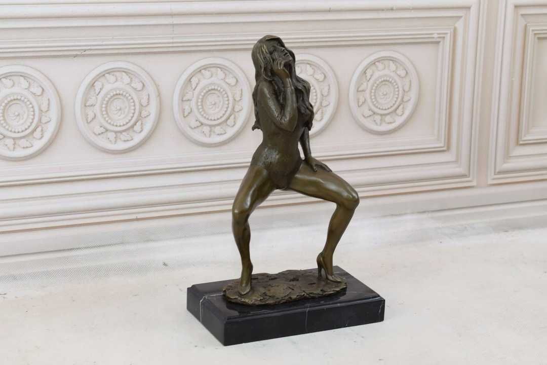 Akt Kobiety - Rozkraczona Kobieta w Szpilkach - Figura z Brązu