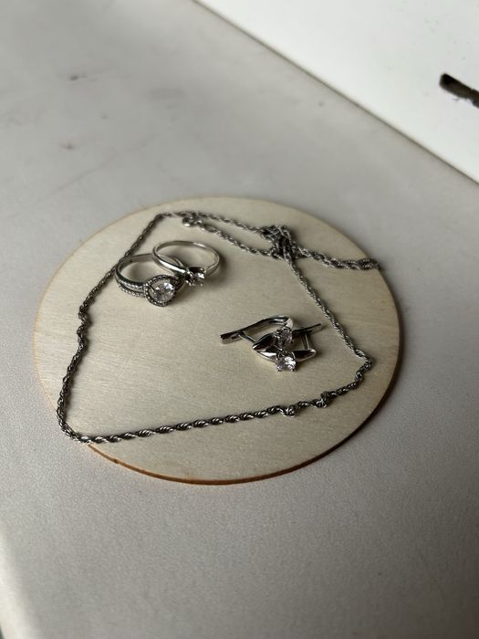 Срібні прикраси в ідеальному стані