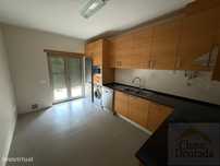 Apartamento T2 com garagem e arrumo - junto à Solum