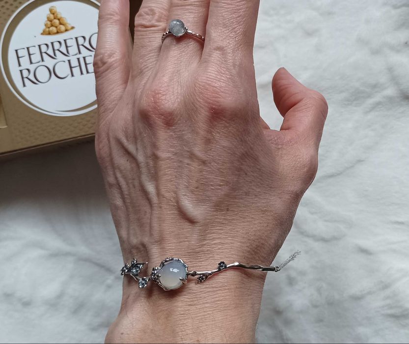 Nowy srebrny pierścionek z kamieniem księżycowym