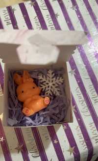 Кролик в подарунковій коробочці