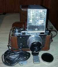 Фотоапарат "ФЭД-2" часів СРСР у шкіряному футлярі, з електроспалахом