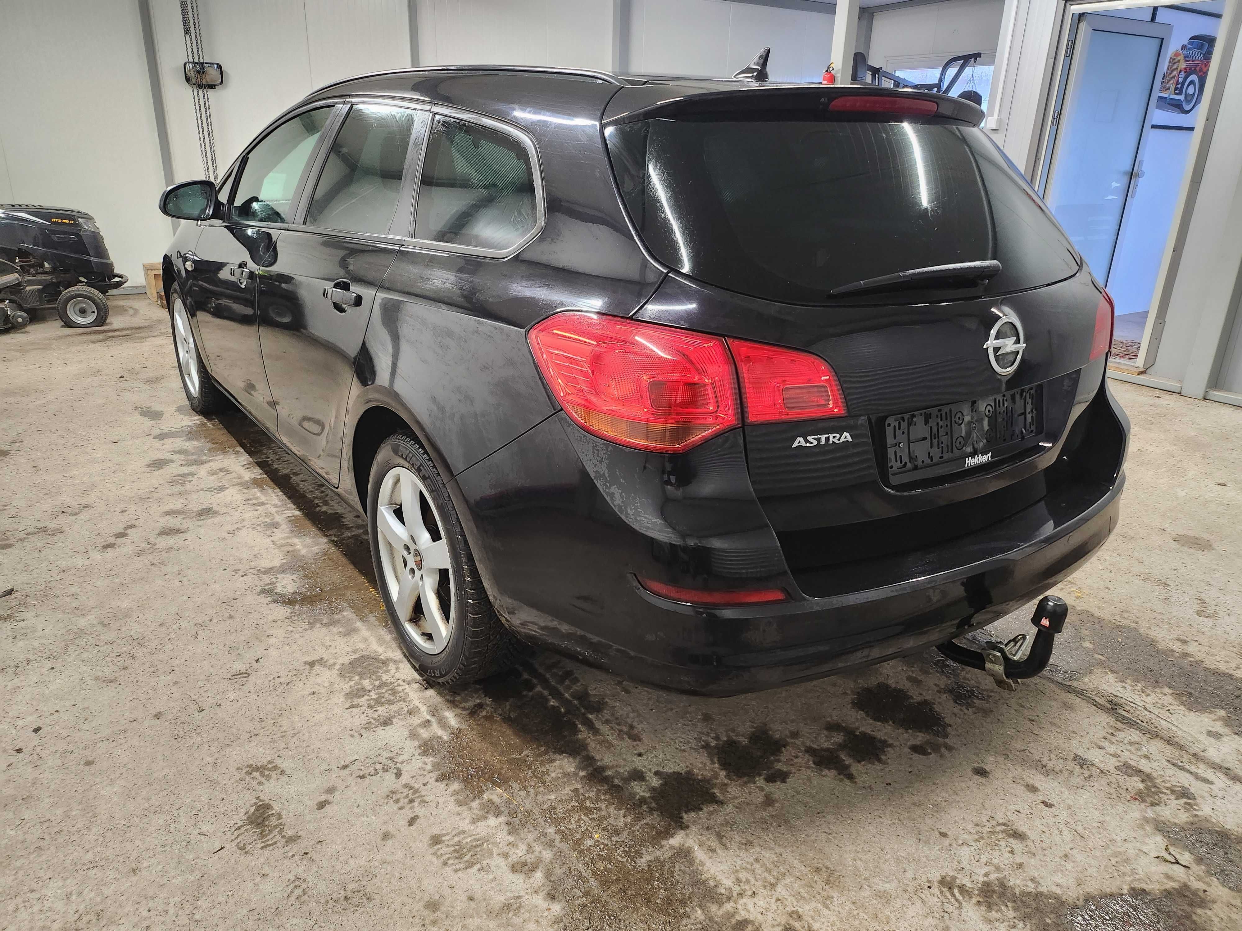 Opel Astra J 1,6 benz. 2011 r Navi