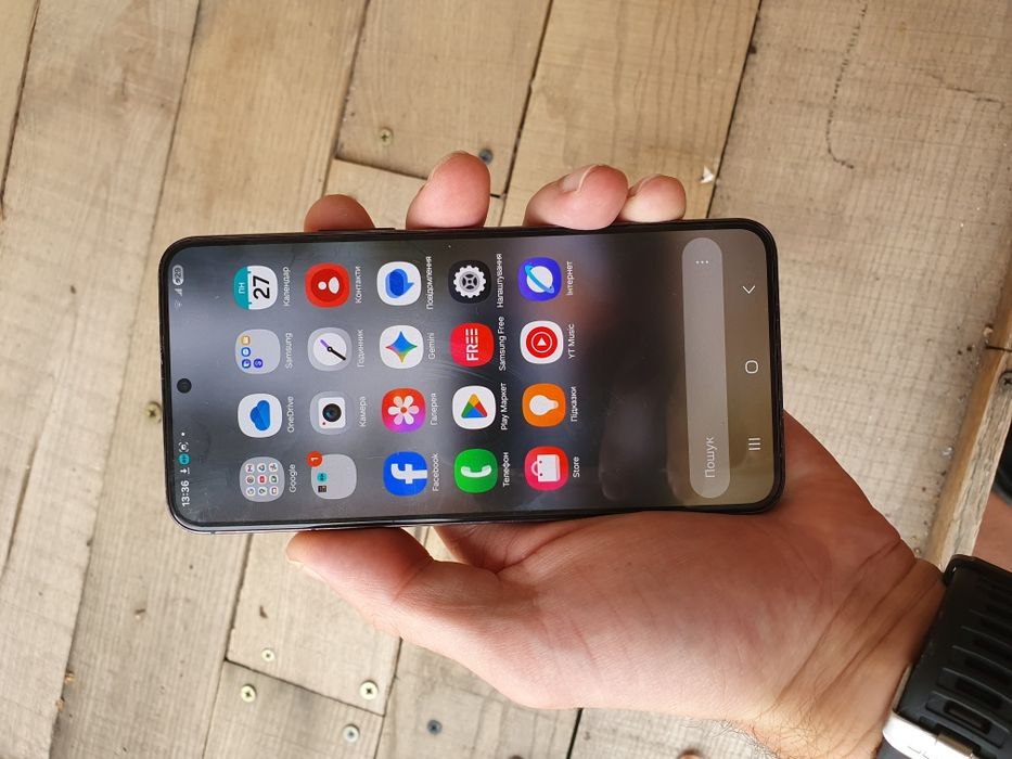 Продам Samsung S22 8/128GB (+3D скло)