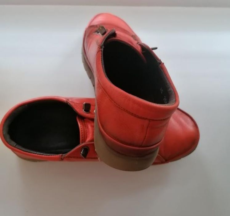 Кожаные слипоны коралового цвета