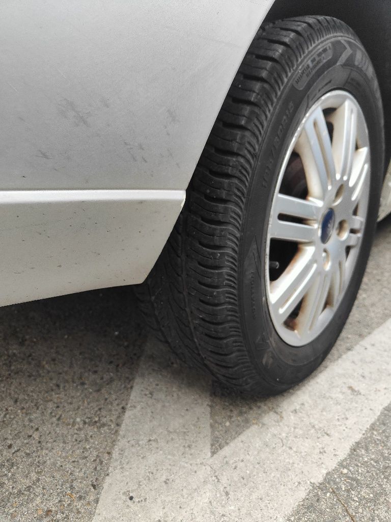 Carrinha Ford Focus SW 1.8TDDi 90CV c/inspeção Rádio 2Din Android