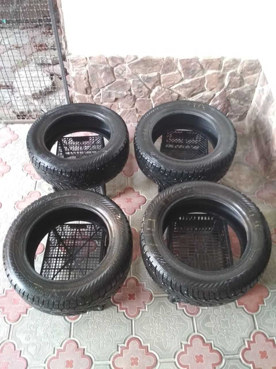 Зимові шиповані шини 185/60 R15 88T XL Gislaved