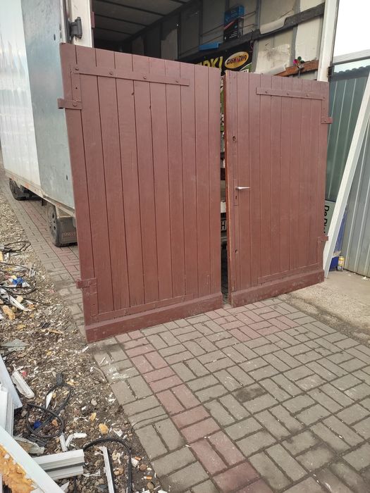 Drzwi garażowe drewniane grube i masywne