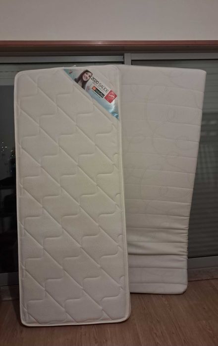 Vendo Beliche de madeira e 2 colchões