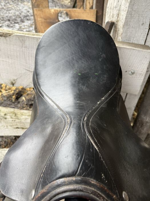 Siodło wszechstronne o profilu ujezdzeniowym