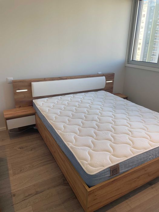 Cama de casal 160 cm + 2 mesas de cabeceira + cômoda