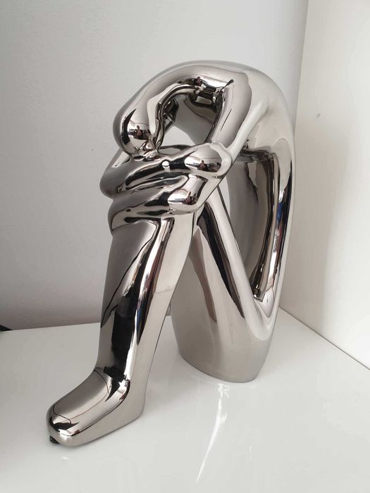 Estatueta "Mulher com a cabeça para baixo"