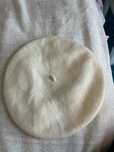 Kremowy welniany beret uniwersalny