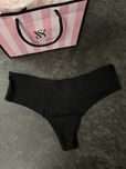 Bezszwowe czarne stringi koronkowe Victoria’s Secret S