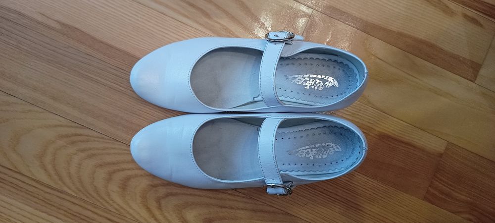 Eleganckie buty komunijne dla dziewczynki roz. 34 MIKO

polskiego prod