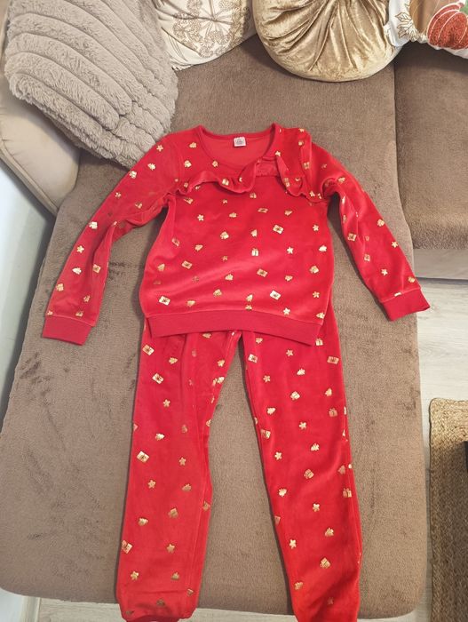 Świąeczny dresik z weluru. Dwa razy założony. 122/128 20zl za komplet