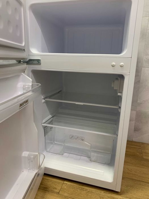 Lodówka z zamrażalnikiem górnym Biała