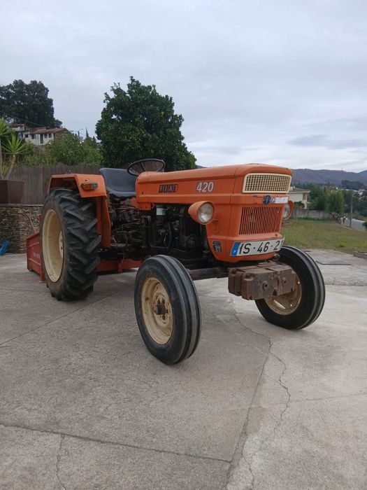 Trator FIAT 420 com acessórios