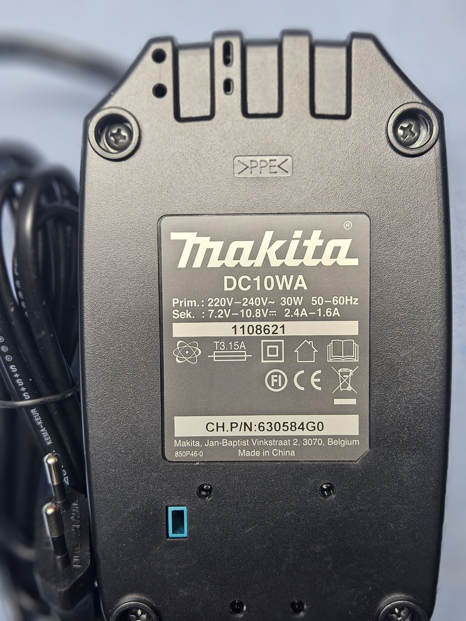 Ładowarka Makita DC10SA oraz DC10WA.