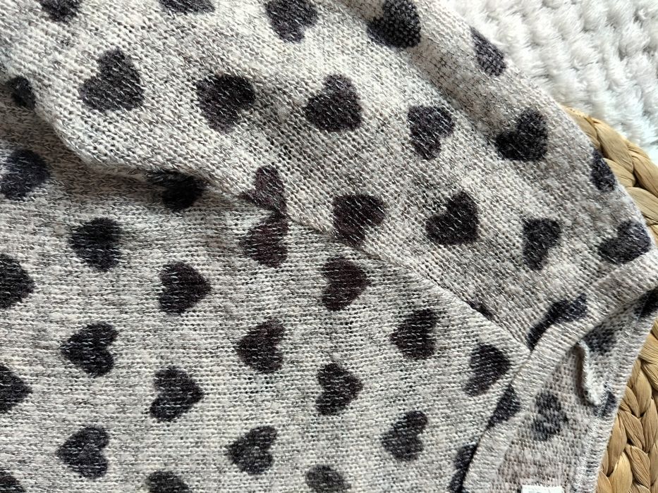 Szary sweter w czarne serduszka rozmiar S